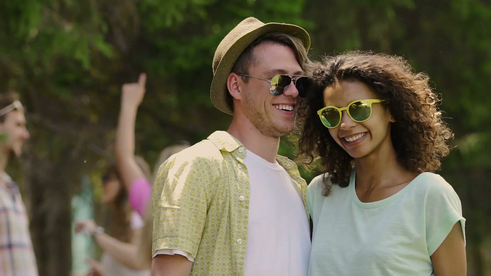 carefree-young-people-enjoying-summer-holidays-taking-selfie-on-smartphone_bcwbwhneg_thumbnail-full01